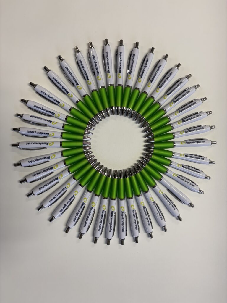 Pennor med företagslogotyp