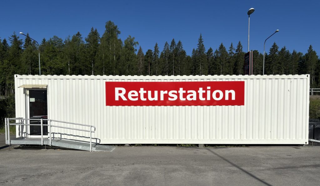 Skylt till returstationen ICA Supermarket i Nora